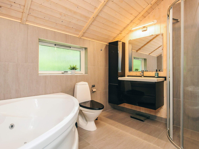 Bathroom 5, 4 Star Holiday Home in Asaa, Brønderslev