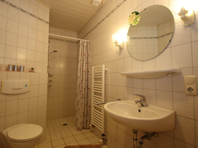 Bathroom 3, Reihenhauser in Strackholt, Aurich