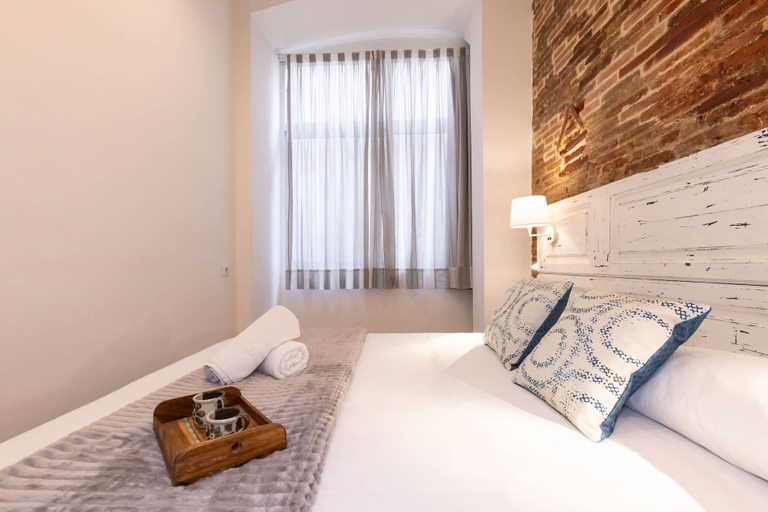 Room 2, Merceria 1 by Unik Tarragona, Tarragona