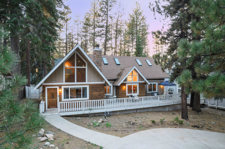 Front of property, Hartwood by Avantstay Cozy Big Bear Abode w/ Spacious Deck & Stone Fireplace, San Bernardino