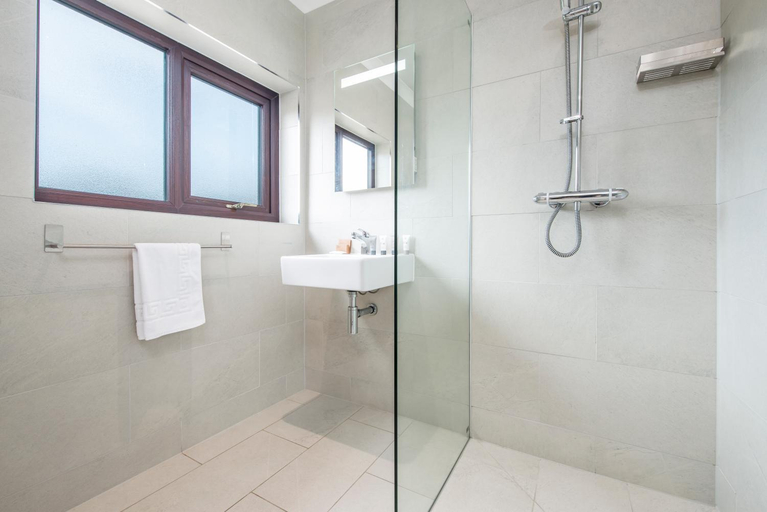 Bathroom 2, Trewern Arms, Pembrokeshire