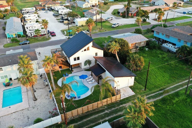 Exterior & Views 2, Private Pool, Walk to Beach, 6bdr, Main+guest House Third Sandbar by Avantstay, Nueces