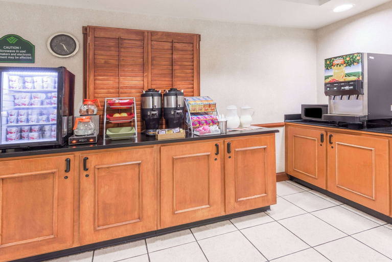 Food & Drinks 5, Wingate by Wyndham Indianapolis Airport-Rockville Rd., Indianapolis
