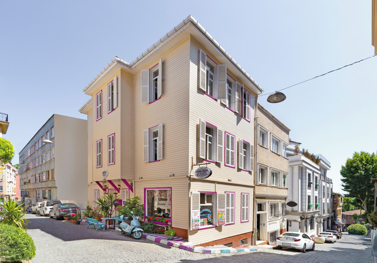 Exterior & Views