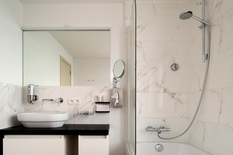 Bathroom 3, Hotel Karmel, Antwerpen