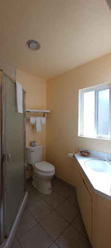 Bathroom 2, Lakeview Inn Lucerne, Lake