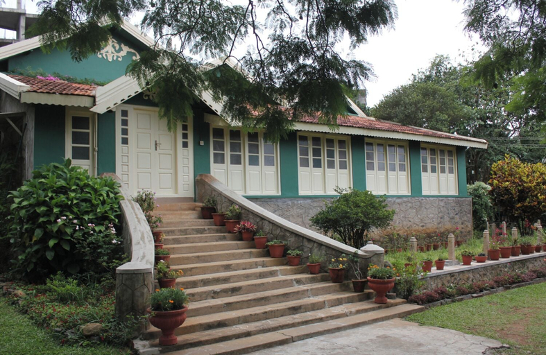 Exterior & Views