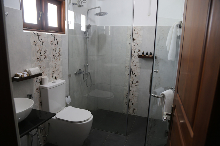 Bathroom 4, Calypso Sunset Beach Hotel, Mahawewa