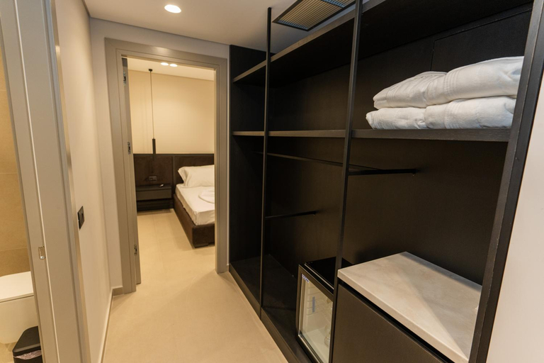 Bathroom 2, Abi's Suites, Sarandës