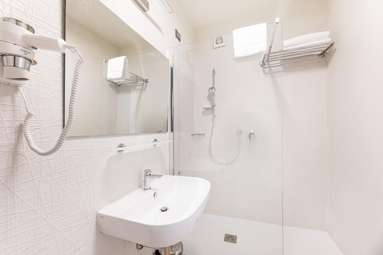 Bathroom 3, Hotel Baia Imperiale, Livorno