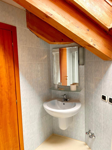 Bathroom 4, Goldenhof, Bolzano