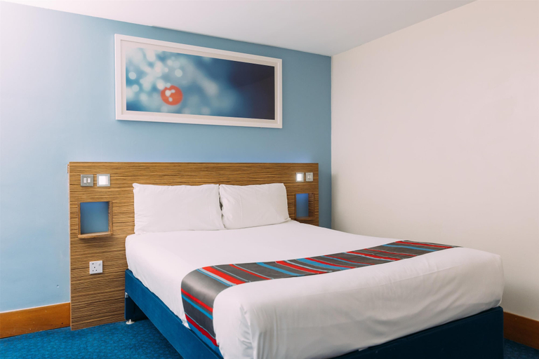 Bedroom 5, Travelodge Belfast Central, Belfast