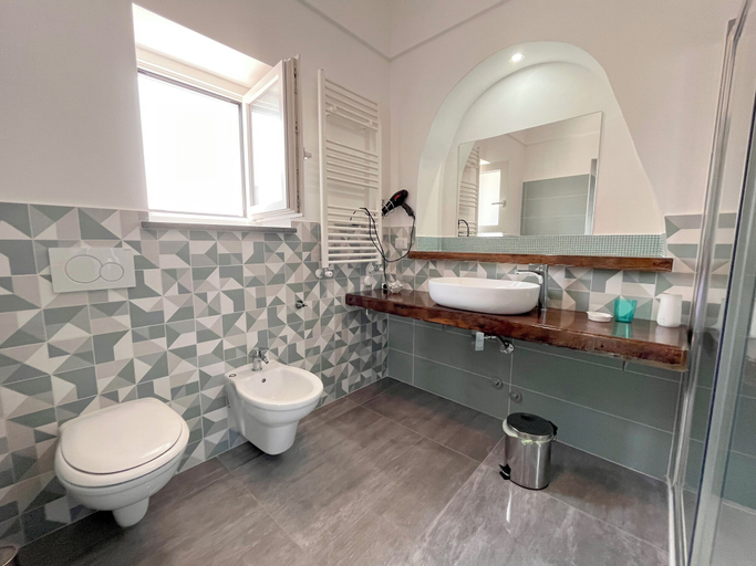 Bathroom 5, DC House, Napoli