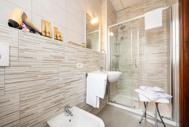 Bathroom 3, Villa Ferrari, Le Betulle, Novara