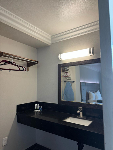 Bathroom 4, Rodeway Inn Ventura Midtown, Ventura