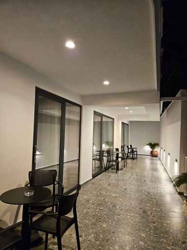 Others 5, Abi's Suites, Sarandës