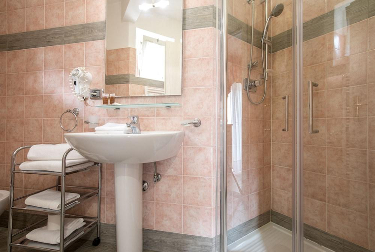 Bathroom 4, Hotel Touring, Trento