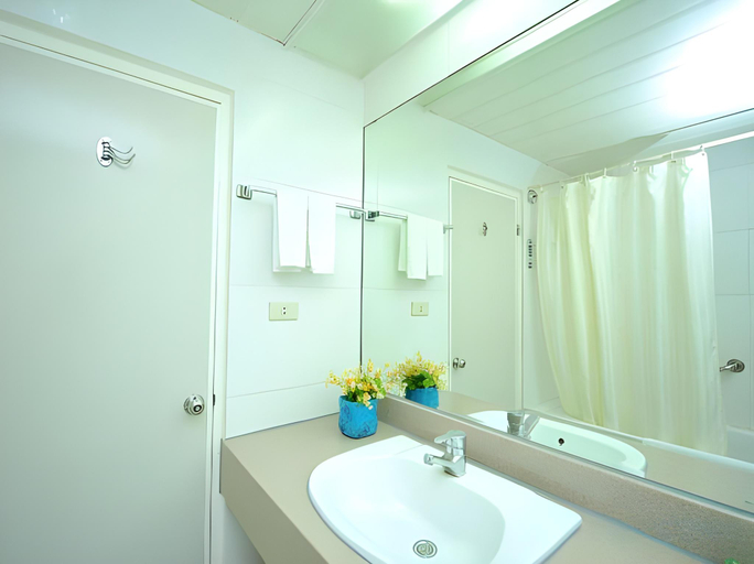 Bathroom 5, Lake Side Hotel, Ba Đình