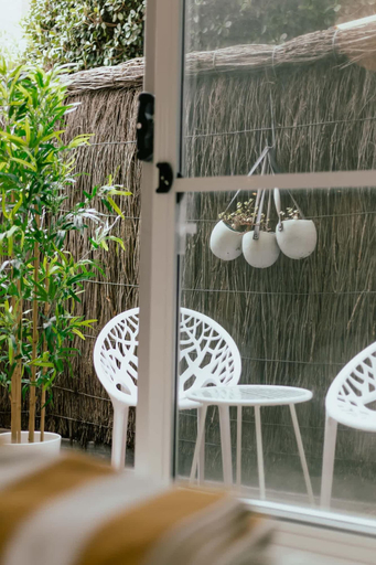 Room 3, Bright Beachfront Studio With Terrace Aircon, Sydney