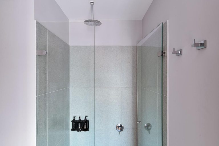 Bathroom 3, Chic Loft with Balcony in Zona T by Wynwood House, Santafé de Bogotá