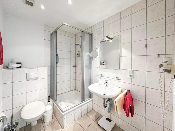 Bathroom 2, Graf Waldersee, Leer