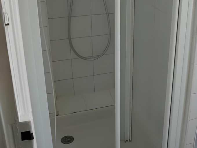 Bathroom 4, Hotel Chateaubriand, Côte-d'Or