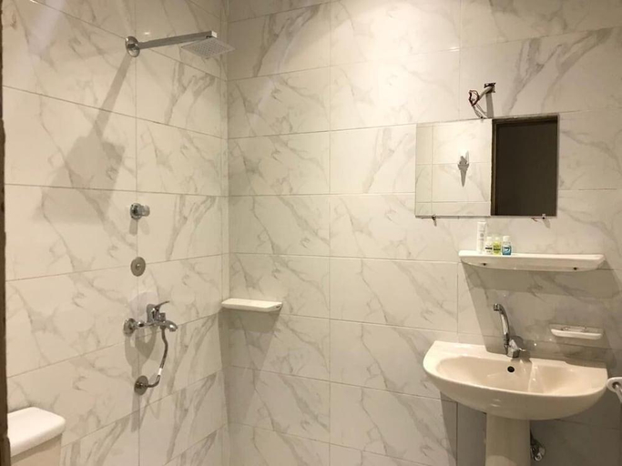Bathroom 2, Golden Hoster, Alexandria