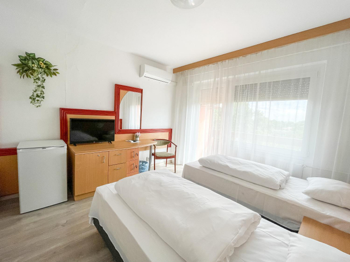 Bedroom 2, Tisza Sport Hotel, Szeged