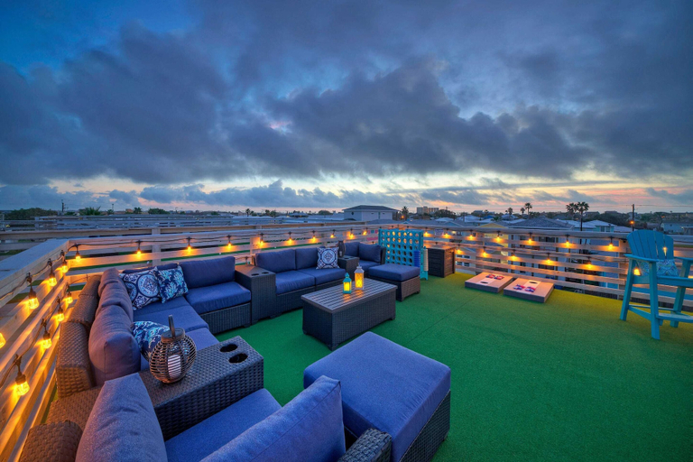 Food & Drinks 5, Huge Priv Rooftop w/ Ocean Glimpse View, Pool Seaside Lookout by Avantstay, Nueces