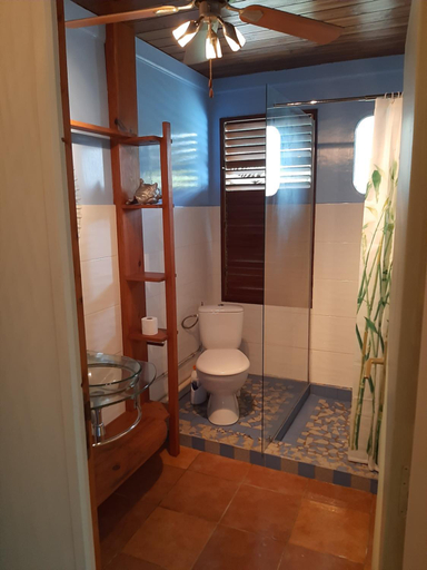 Bathroom 2, Les Gites de la Lezarde, Petit-Bourg
