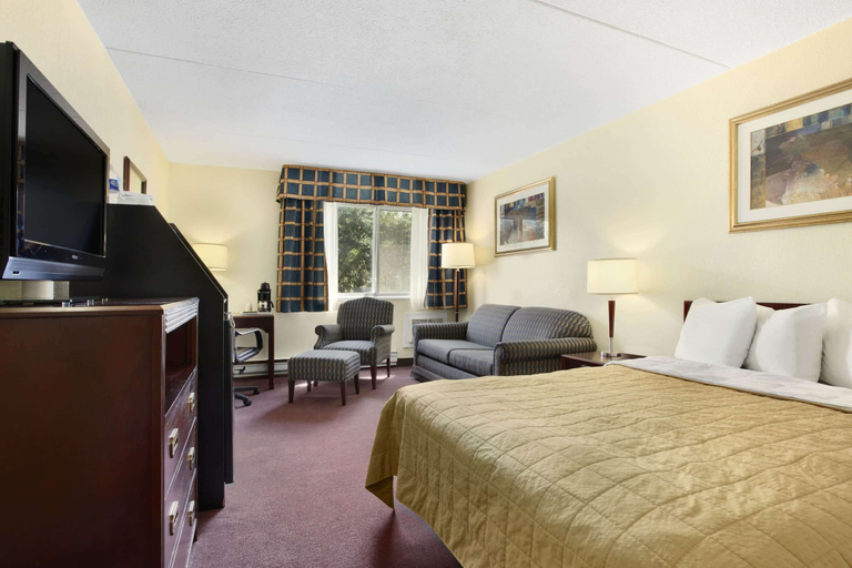 Bedroom 3, Travelodge by Wyndham Ottawa East, Ottawa