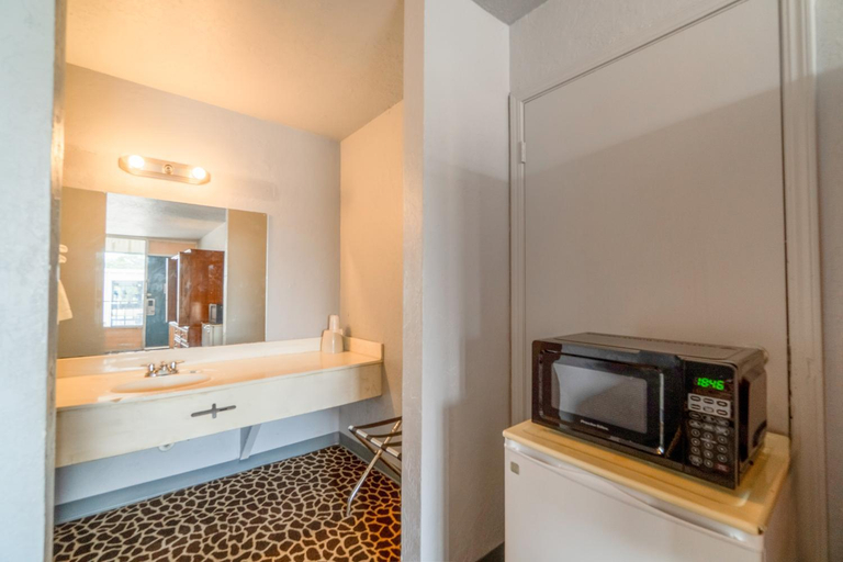 Bathroom 4, Knights Inn Lawton, Comanche