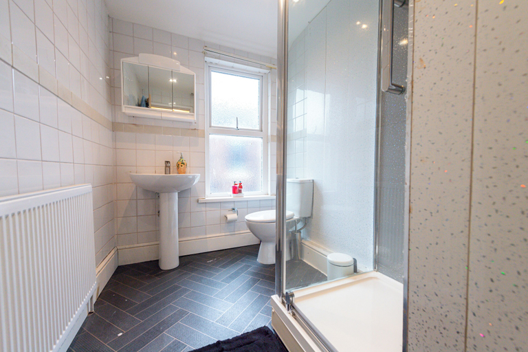 Bathroom 2, 10 Guests - Free Parking - City Centre, Sefton