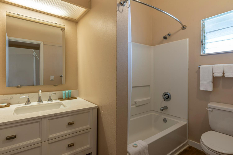 Bathroom 4, THE ISO HOTEL, Trademark Collection by Wyndham, Kauai