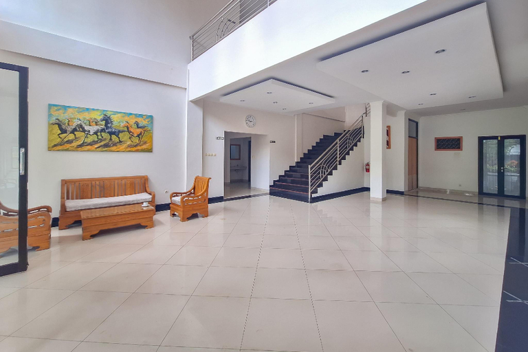 Public Area 2, Urbanview Hotel Tridaya Cisarua Puncak, Bogor