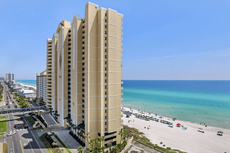 Exterior & Views 2, Coastal Hippy Chic by Avantstay Oceanfront, 2 Pools, Beach Chairs Incl, Bay