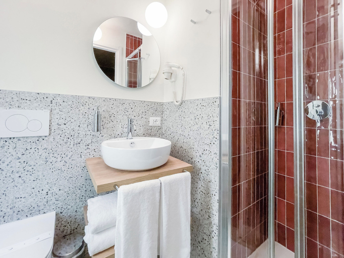 Bathroom 4, Hotel Astoria, Cremona