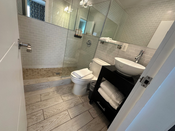Bathroom 3, Maxines Dorset Catalina Hotel, Miami-Dade