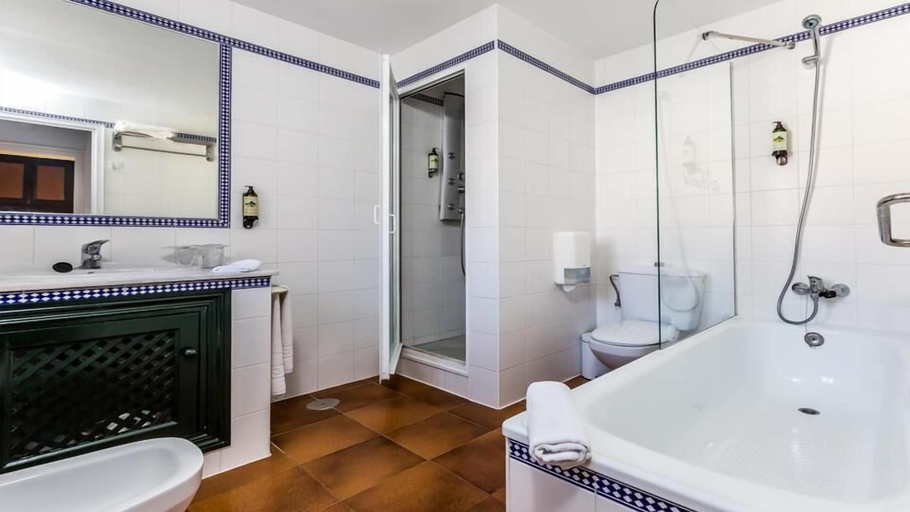 Bathroom, Hotel Hacienda el Santiscal, Cádiz