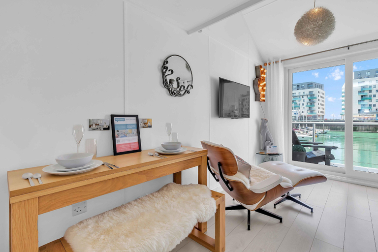Room 5, On the Water 7 Free Parking By My Getaways, Brighton and Hove