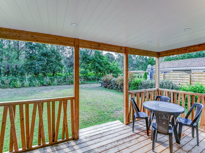 Others 5, Secluded Chalet in Hourtin with Swimming Pool, Gironde