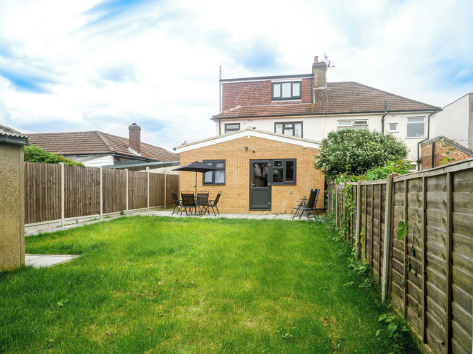 Exterior & Views 2, Spacious 6 Bedroom House in Bexleyheath, London