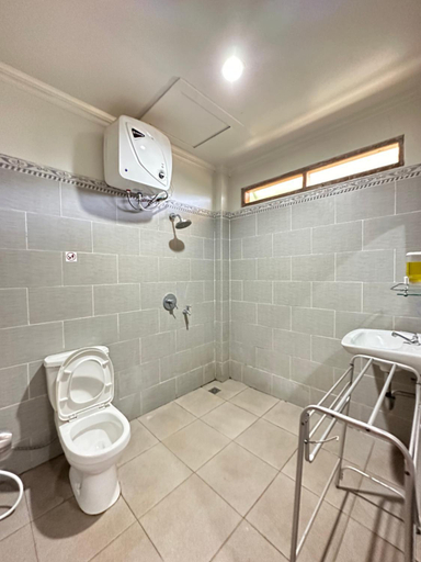 Bathroom 3, Lakey Peak Bed And Breakfast, Dompu