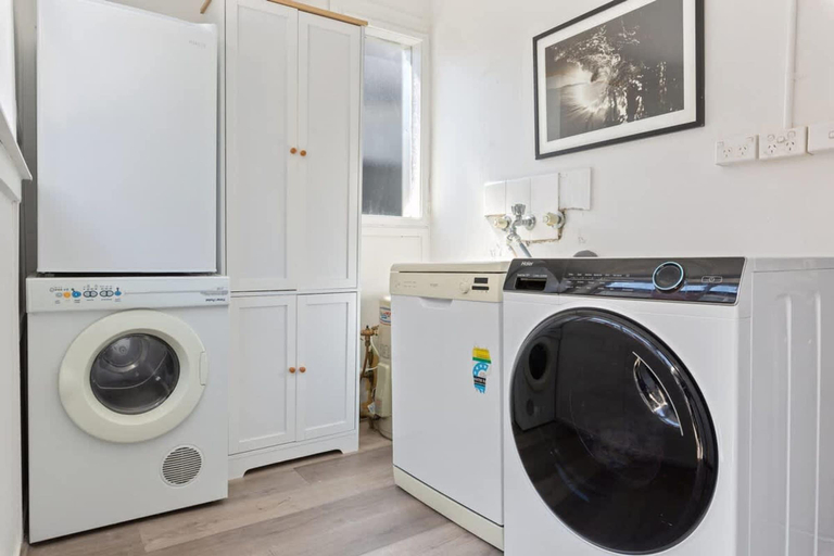 Room 5, Peaceful 2 Bedroom With Private Backyard and BBQ, Sydney
