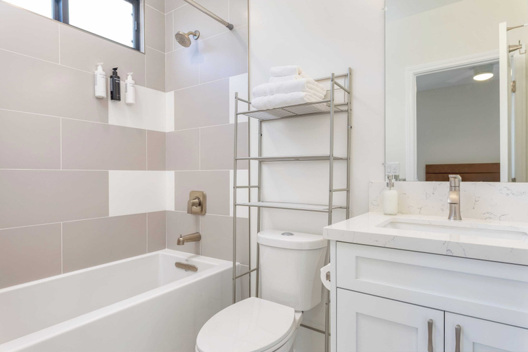 Bathroom 3, Catamaran by Avantstay 50ft to Beach + Views, San Diego