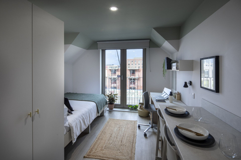 Others 5, Modern Studios with Kitchen & Ensuite, Edinburgh