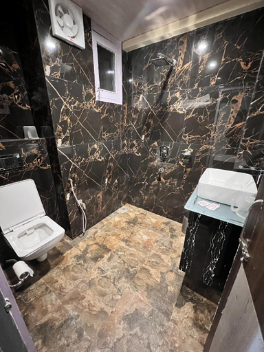 Bathroom 3, Hotel Victory near Mall Road, Shimla