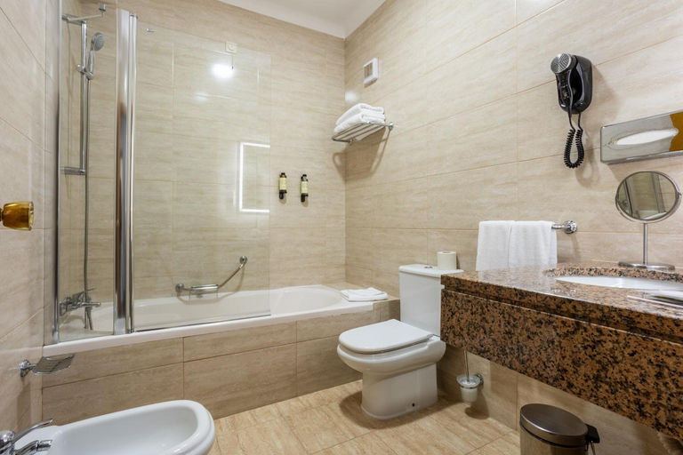 Bathroom 5, Sao Jorge Garden, Velas