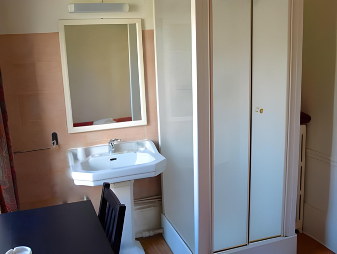 Bathroom 2, Hotel Chateaubriand, Côte-d'Or