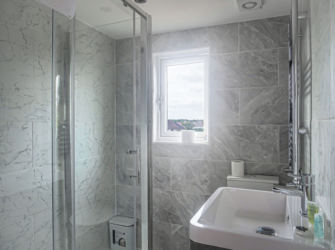 Bathroom 4, Spacious 6 Bedroom House in Bexleyheath, London